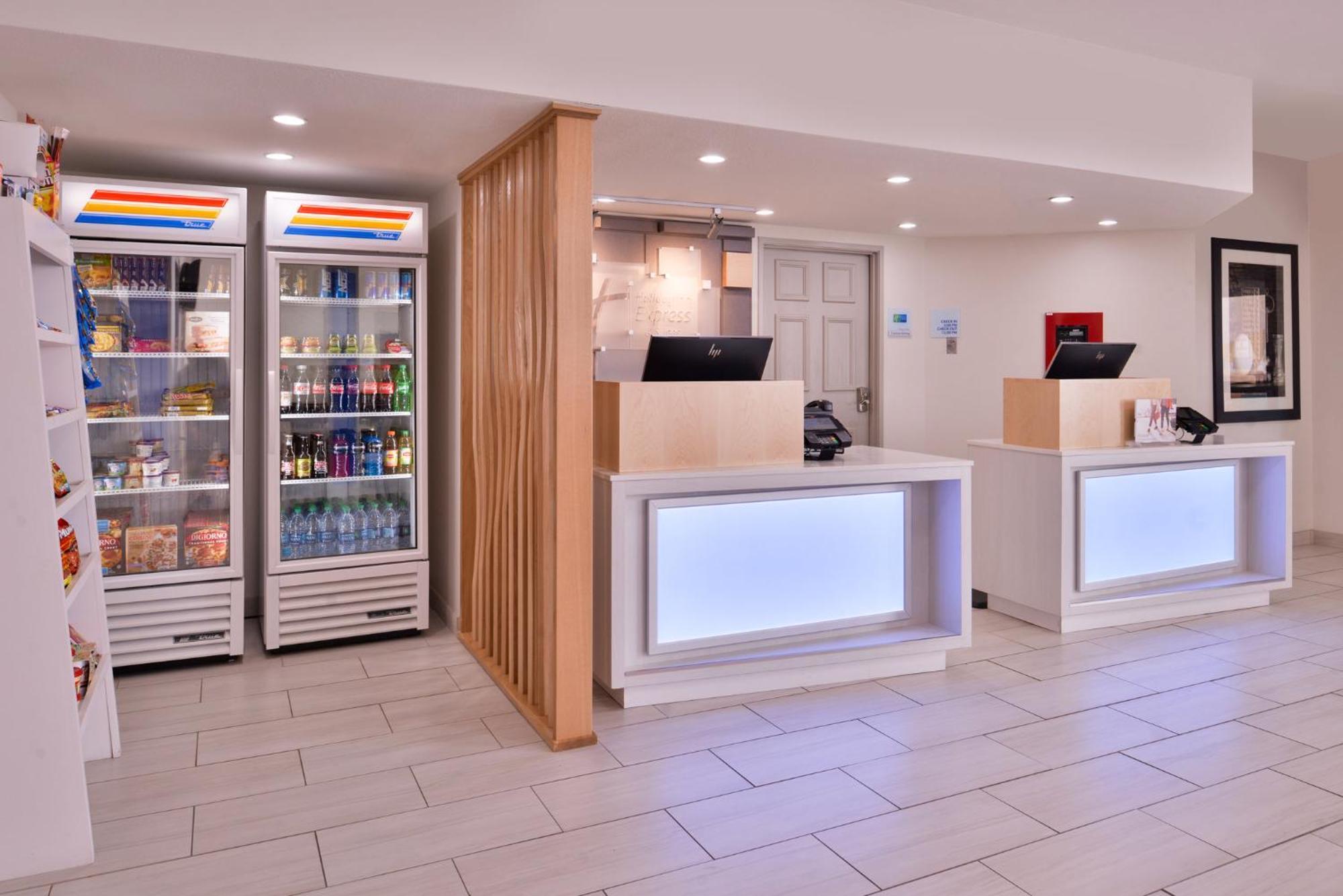 法明顿假日智选套房酒店 外观 照片